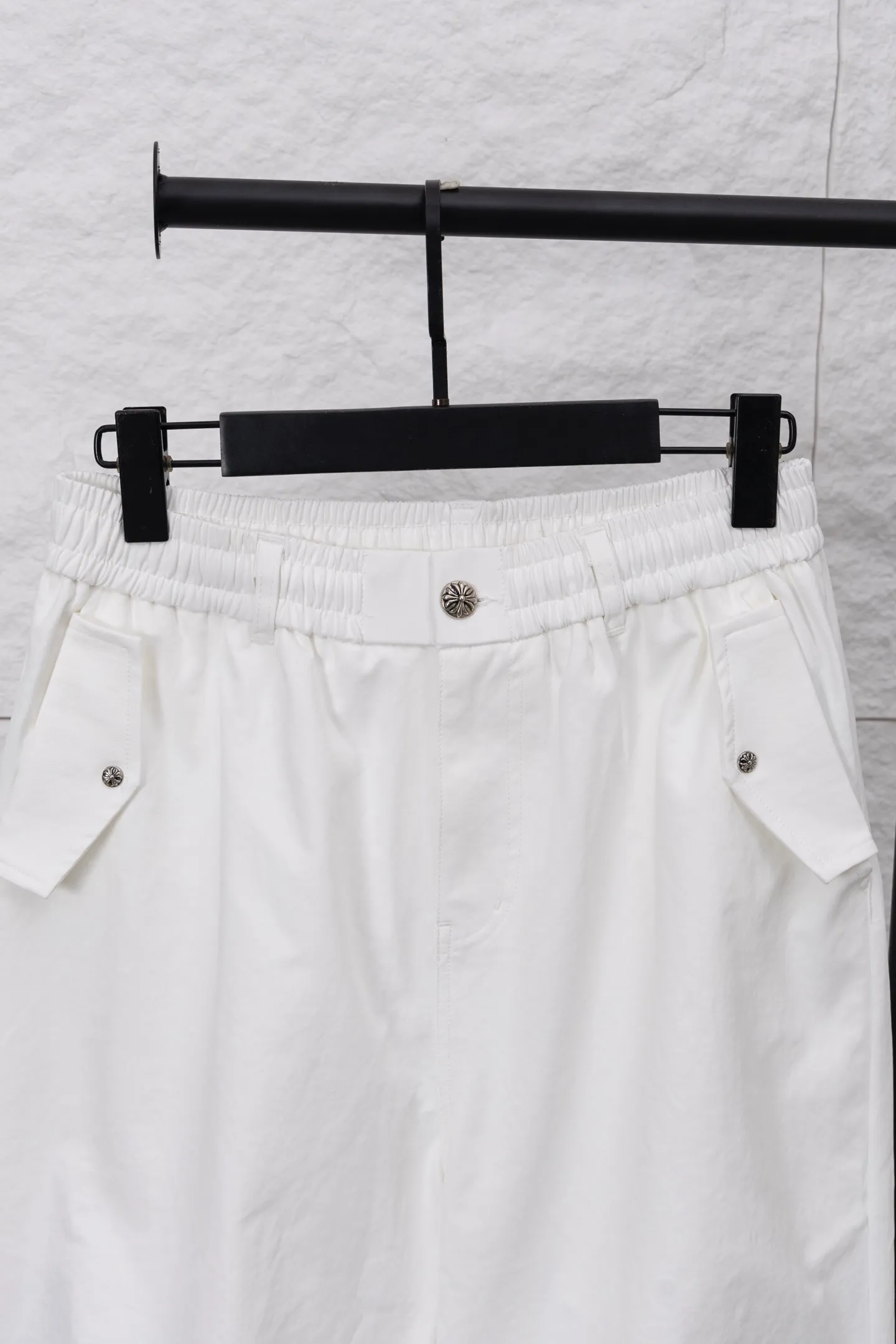 P350 model number/F065 Chrome hearts Chrome hearts heavyweight Chrome paratrooper pants with colorful crosses. More than 20 customized cross leather sets. Customized Chrome hearts hardware. Loose and lazy version, waist size 66-100 can be controlled. More than 20 fabrics are custom-woven and dyed. The front needs to be carbon-milled and then sanded (the surface of the pants has a velvet feel and is comfortable to wear) and the reverse is waterproof. Finally, the overall enzyme wash is done. The workmanship is complicated and cumbersome. The leather is all calfskin and has undergone multiple color fixing treatments! Machine washing is not recommended for white! Color: White Version: Loose